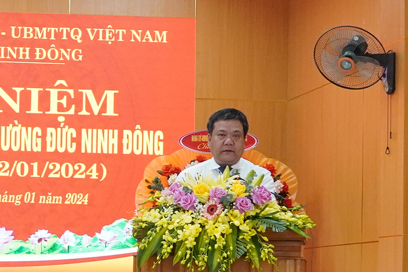 Đồng chí Bí thư Thành ủy Đồng Hới Trần Phong phát biểu biểu dương những thành tích đạt được của phường Đức Ninh Đông.