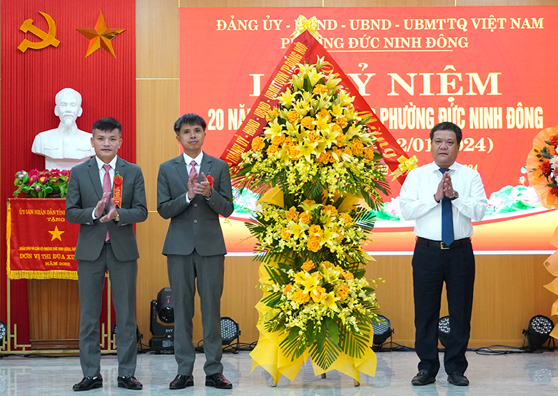 Đồng chí Bí thư Thành ủy Đồng Hới Trần Phong tặng hoa chúc mừng phường Đức Ninh Đông.