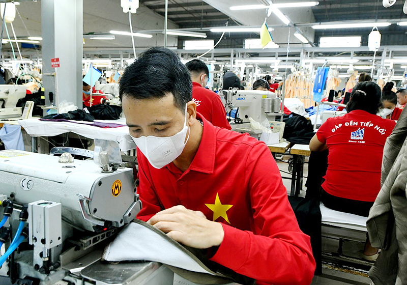 Cán bộ, công nhân lao động Xí nghiệp May Hà Quảng ra quân sản xuất sau Tết dương lịch 2024.