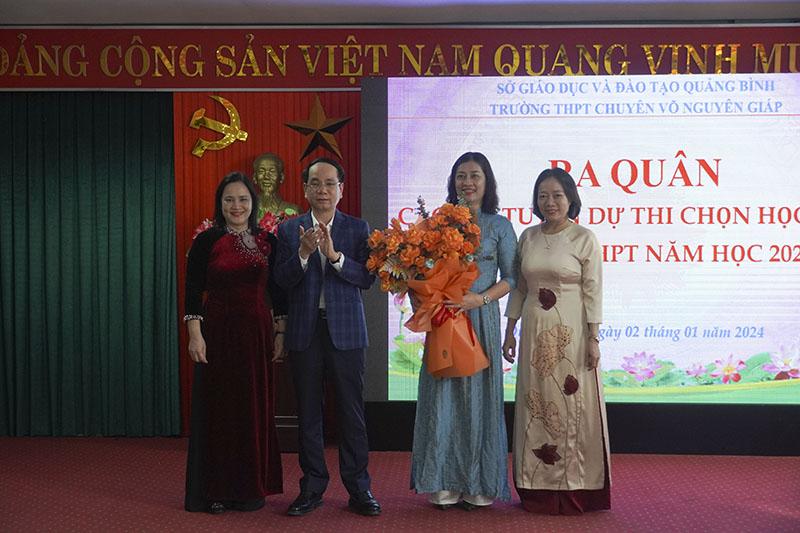 Đồng chí Phan Mạnh Hùng, Phó Chủ tịch UBND tỉnh tặng hoa, quà (20 triệu đồng) cho các đội tuyển