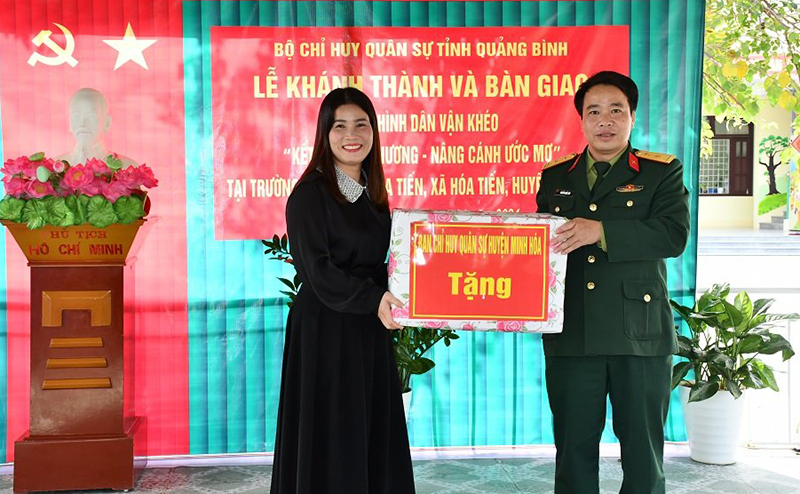 Ban CHQS huyện Minh Hóa tặng quà cho Trường mầm non Hóa Tiến.