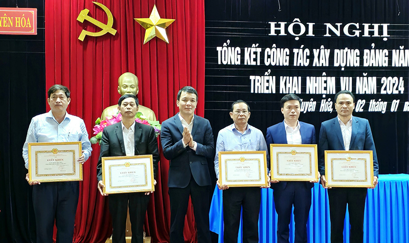 Đồng chí Nguyễn Hoài Nam, Bí thư Huyện ủy Tuyên Hóa trao giấy khen cho các tập thể, cá nhân.