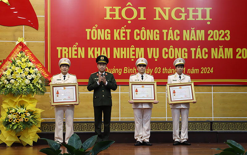 Trung tướng Lê Quốc Hùng, Ủy viên Ban chấp hành Trung ương Đảng, Thứ trưởng Bộ Công an trao Huân chương Chiến công các hạng cho 3 tập thể đạt thành tích xuất sắc, Công an tỉnh