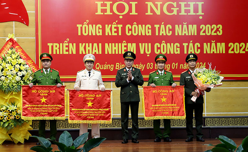 Trung tướng Lê Quốc Hùng, Ủy viên Ban chấp hành Trung ương Đảng, Thứ trưởng Bộ Công an trao Cờ thi đua của Bộ Công an cho 3 tập thể xuất sắc của Công an tỉnh