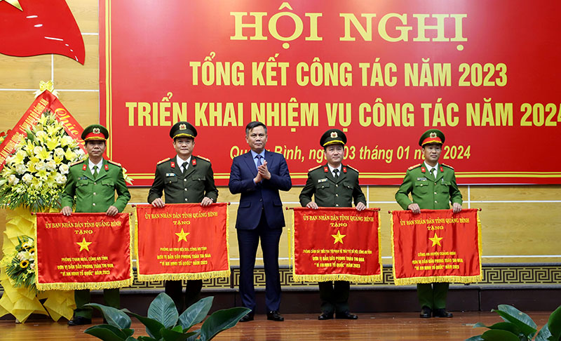 Đồng chí Trần Thắng, Phó Bí thư Tỉnh ủy, Chủ tịch UBND tỉnh trao cờ của UBND tỉnh cho các tập thể Công an tỉnh là đơn vị dẫn đầu phong trào thi đua “Vì an ninh Tổ quốc” năm 2023