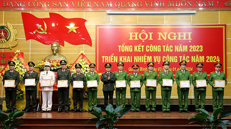 Đại tá Nguyễn Hữu Hợp, Ủy viên Ban Thường vụ Tỉnh ủy, Giám đốc Công an tỉnh trao danh hiệu  