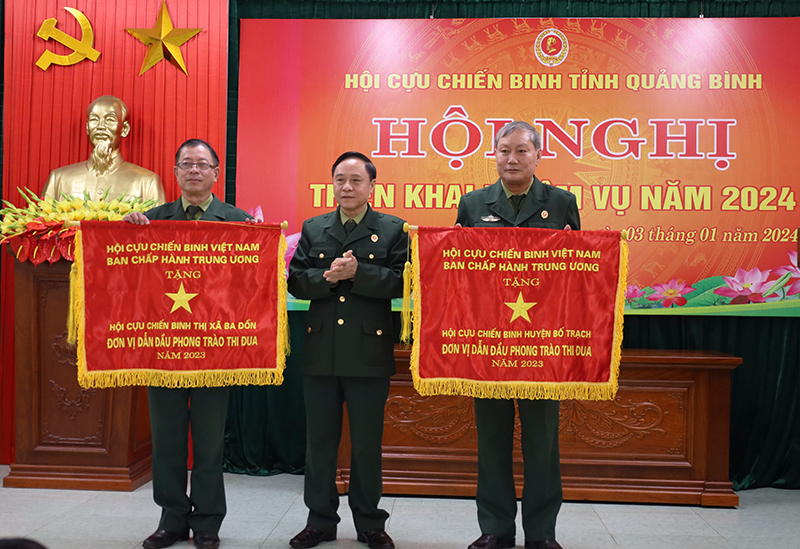 Lãnh đạo Hội CCB tỉnh trao cờ thi đua của Hội CCB Việt Nam cho các tập thể.