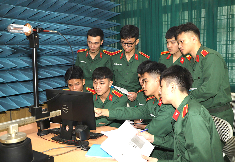 Sinh viên Học viện Kỹ thuật quân sự học tập.