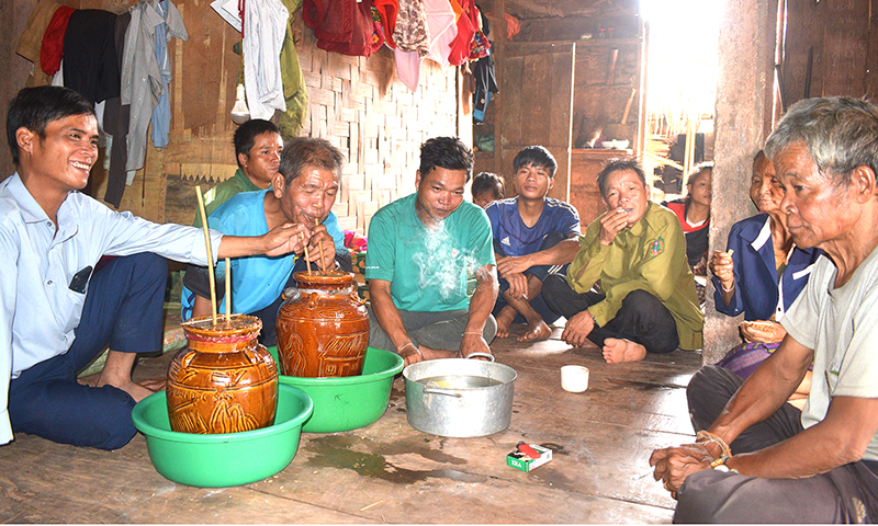 Uống rượu cần trong tục cúng cầu sức khỏe của nhóm tộc người Ma Coong (Dân tộc Bru-Vân Kiều).