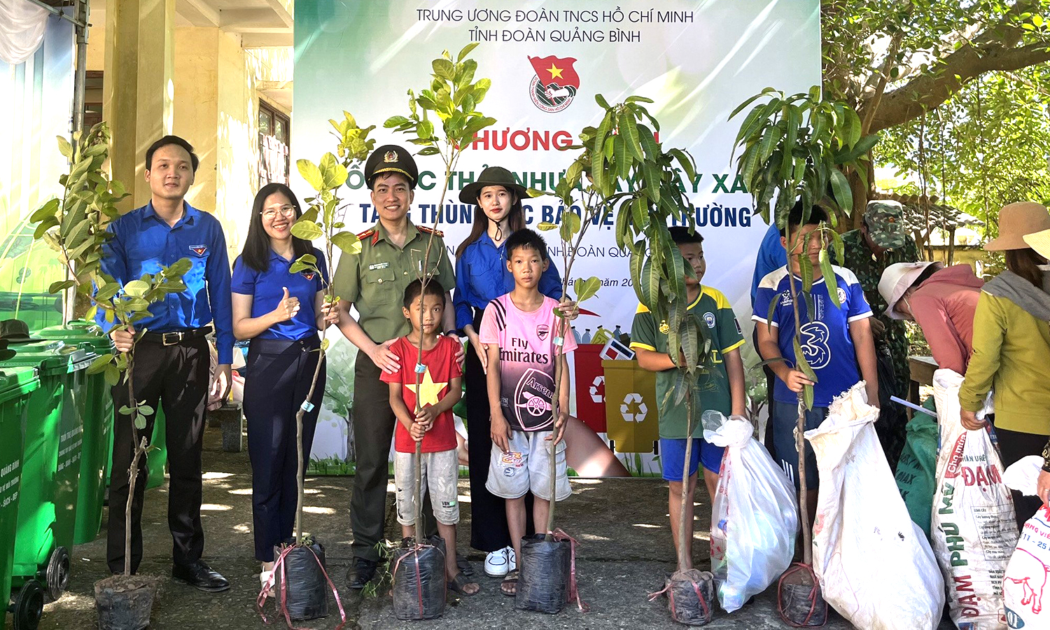 Người dân huyện Minh Hóa tham gia “Đổi rác thải nhựa lấy cây xanh”.