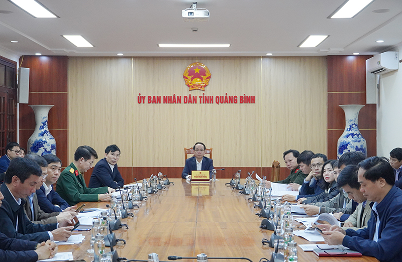 Đồng chí Phó Chủ tịch UBND tỉnh Phan Mạnh Hùng và các  đại biểu dự hội nghị tại điểm cầu Quảng Bình.