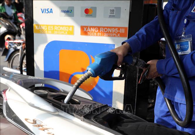 Mua bán xăng, dầu tại một điểm kinh doanh của Petrolimex. Ảnh: Trần Việt/TTXVN