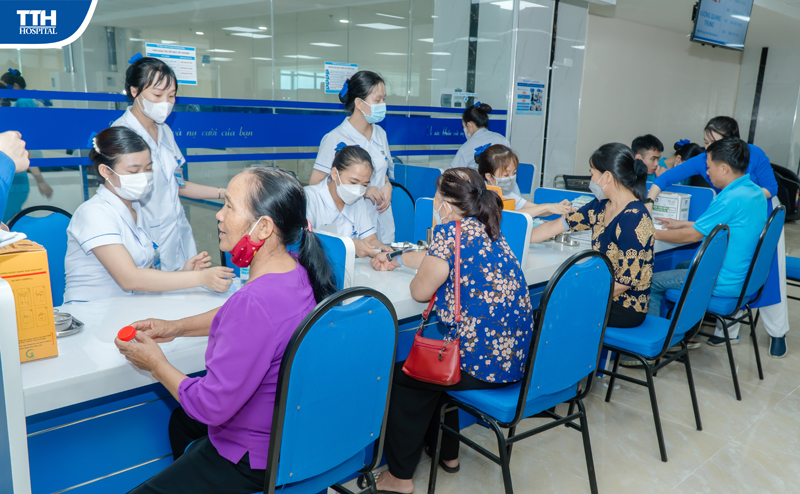 Người dân đến khám chữa bệnh tại Bệnh viện đa khoa TTH Quảng Bình.
