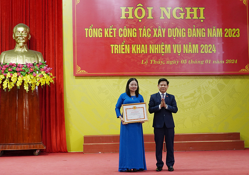 Đồng chí Bí thư Huyện ủy, Chủ tịch HĐND huyện Lệ Thủy Lê Vĩnh Thế trao tặng bằng khen của Ban Thường vụ Tỉnh ủy cho tập thể.