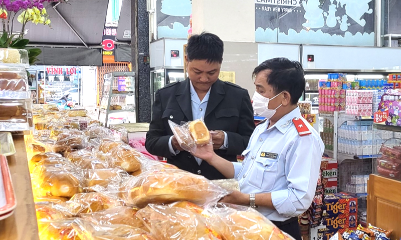 Lực lượng chức năng tỉnh Đắk Lắk kiểm tra, kiểm soát thị trường và an toàn thực phẩm dịp Tết Nguyên đán Quý Mão 2023. (Ảnh: TTXVN phát)