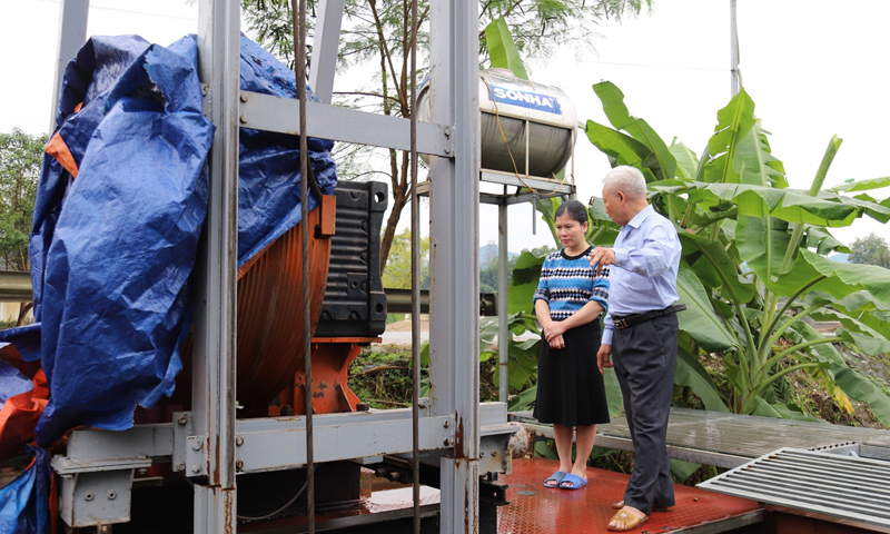 Tác giả giới thiệu sản phẩm mẫu “Hệ thống thang cứu hộ và thoát hiểm” đang sản xuất tại tiểu khu 4, thị trấn Đồng Lê (Tuyên Hóa).