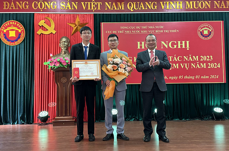 Đại diện lãnh đạo Tổng cục Dự trữ Nhà nước trao Huân chương lao động hạng Nhì cho Phòng Tài chính-Kế toán Cục Dự trữ Nhà nước khu vực Bình Trị Thiên.