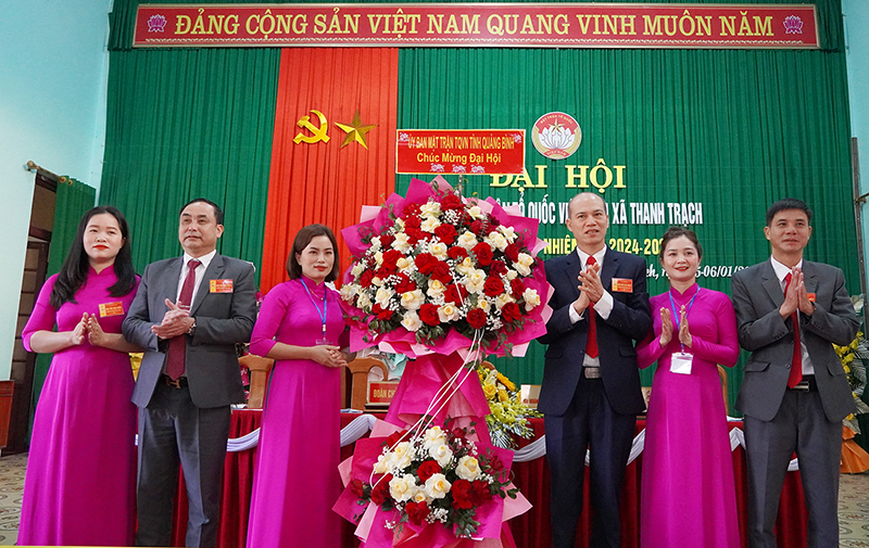 Đại diện lãnh đạo Ủy ban MTTQVN tỉnh tặng hoa chúc mừng đại hội.