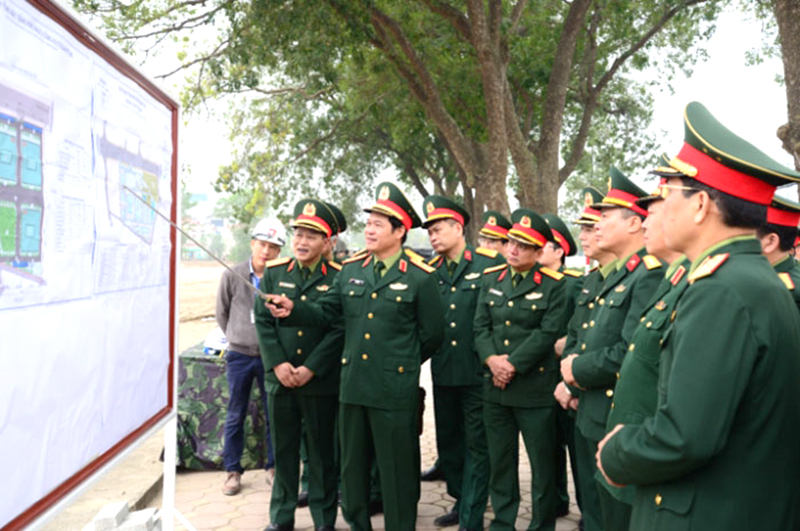 Thượng tướng Vũ Hải Sản kiểm tra quy hoạch của dự án xây dựng nhà ở công vụ cơ quan Bộ tư lệnh 86, tháng 3-2023. 