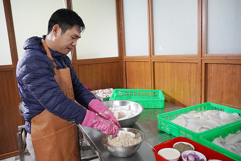 Theo ông Trần Ngọc Chính, Giám đốc Công ty TNHH Hải Tâm, để chả mực ngon thì khâu chọn nguyên liệu và ướp gia vị là quan trọng nhất.