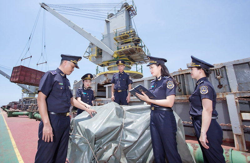 Lực lượng Chi cục HQCK cảng Hòn La kiểm tra hàng hóa xuất nhập khẩu.