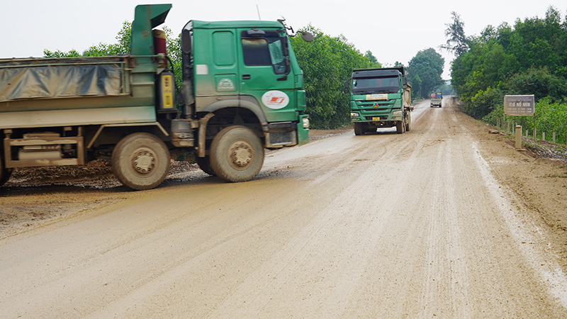 Xe chở vật liệu kéo lê bùn, đất ra đường giao thông ở thôn Áng Sơn, xã Vạn Ninh.