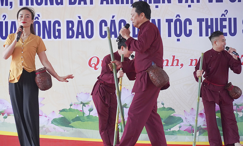 Thanh Oai và các thành viên của Đoàn Nghệ thuật truyền thống tỉnh thể hiện làn điệu hò thuốc.