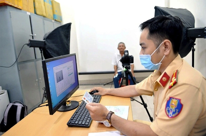 Người dân làm căn cước công dân tại Công an quận 4, TP.HCM. (Ảnh: Tự Trung)