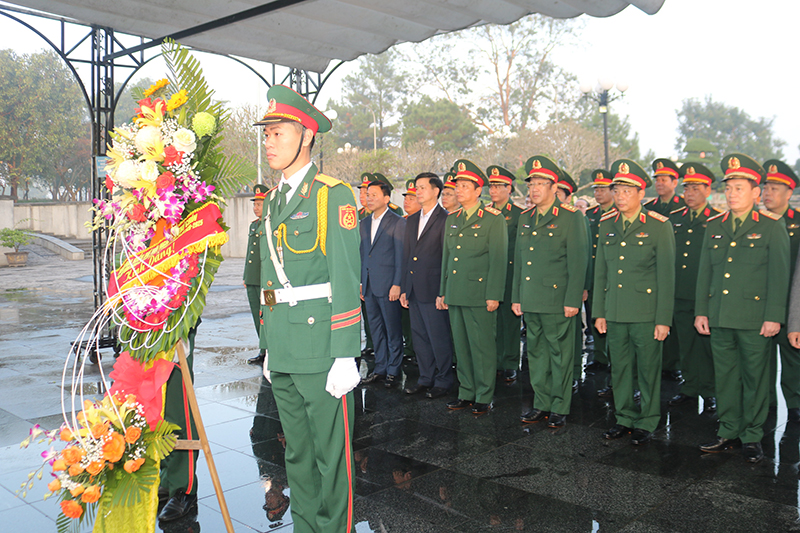 Các đại biểu dâng hoa, dâng hương tưởng niệm tại Nghĩa trang Liệt sỹ Quốc gia Đường 9.