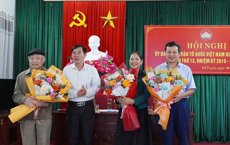 Đại  diện lãnh đạo Ủy ban MTTQVN huyện Bố Trạch tặng hoa chia tay các đồng chí ủy viên Mặt trận nghỉ hưu và chuyển công tác.