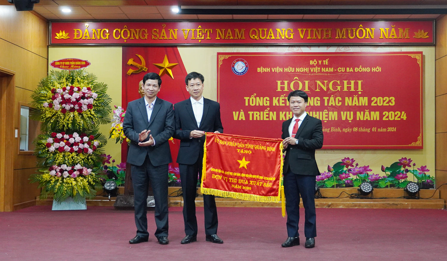  Đồng chí Phó Chủ tịch UBND tỉnh Hồ An Phong trao cờ thi đua xuất sắc cho tập thể Khoa Nội tiêu hóa-Huyết học lâm sàng.