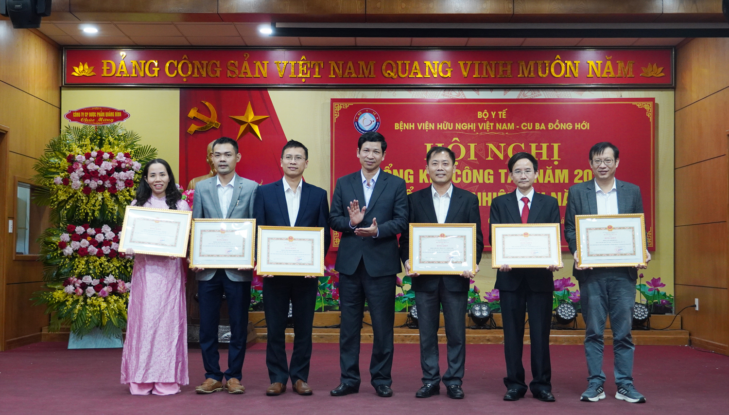  Đồng chí Phó Chủ tịch UBND tỉnh Hồ An Phong thừa ủy quyền trao Bằng khen của Bộ Y tế cho các tập thể có nhiều thành tích xuất sắc trong công tác năm 2023.