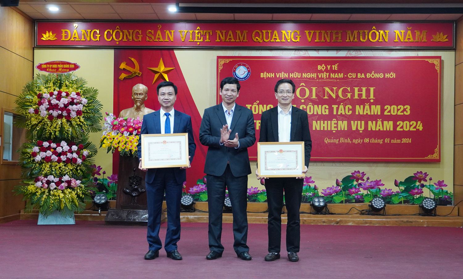 Đồng chí Phó Chủ tịch UBND tỉnh Hồ An Phong thừa ủy quyền trao Bằng khen của Bộ Y tế cho các cá nhân xuất sắc năm 2023.