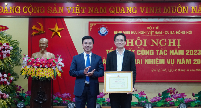 Đồng chí Phó Giám đốc Bệnh viện Trần Tiến Hùng được nhận Bằng khen của Tỏng LĐLĐVN.