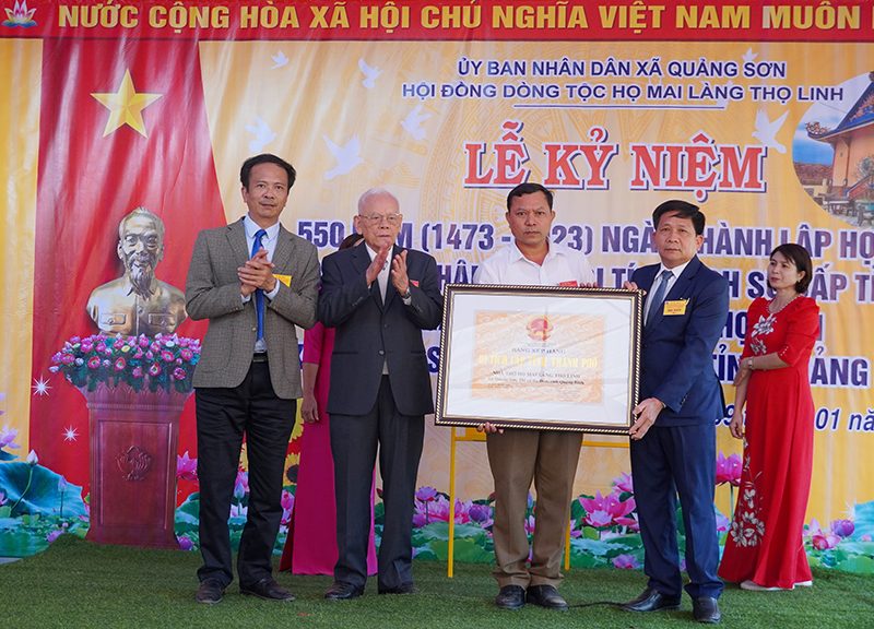 Lãnh đạo sở Văn hóa và Thể thao trao Bằng công nhận di tích lịch sử cấp tỉnh cho đại diện dòng họ Mai làng Thọ Linh và chính quyền địa phương.