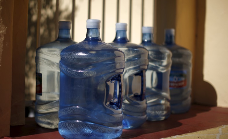 Phần lớn nhựa có trong nước đến từ chính chai nước và bộ lọc màng thẩm thấu ngược được sử dụng để loại bỏ các chất gây ô nhiễm. Ảnh minh họa: Reuters