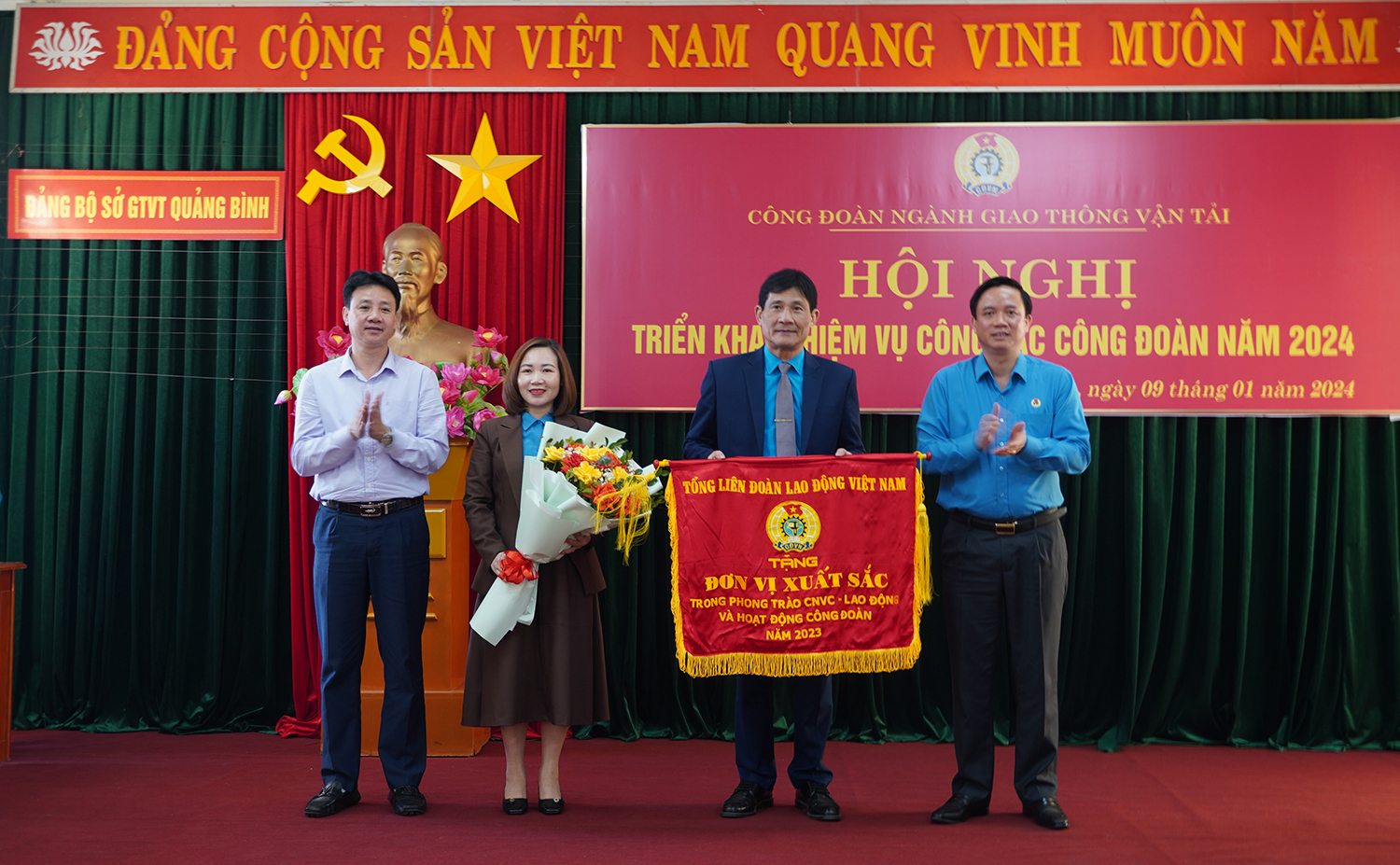 Thừa ủy quyền Tổng LĐLĐ Việt Nam, đồng chí Phạm Tiến Nam, Tỉnh ủy viên, Chủ tịch LĐLĐ tỉnh đã trao tặng cờ thi đua cho CĐ ngành GTVT. 