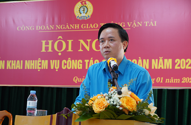 Đồng chí Phạm Tiến Nam, Tỉnh ủy viên, Chủ tịch Liên đoàn Lao động tỉnh phát biểu chỉ đạo hội nghị.