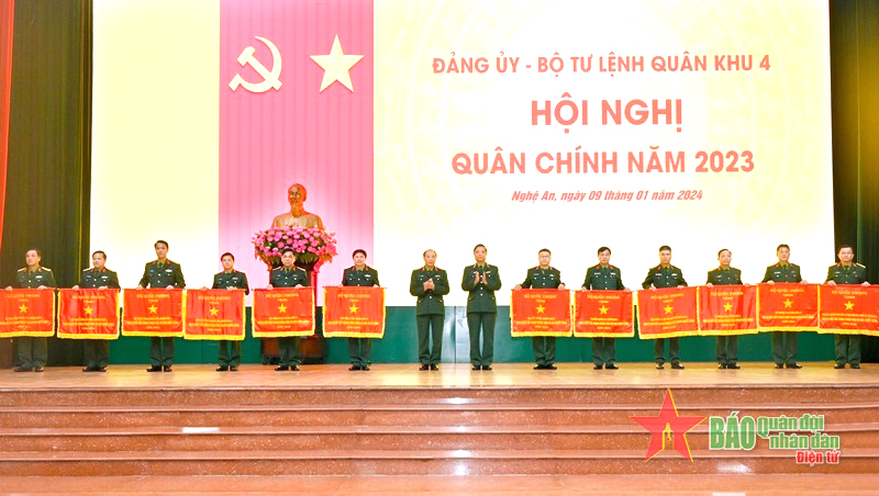 Đại diện Thường vụ Đảng ủy, Bộ tư lệnh Quân khu 4 trao Cờ thi đua của Bộ Quốc phòng tặng các cơ quan, đơn vị. 