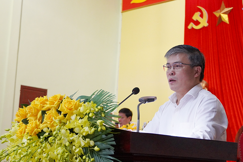 Đồng chí Phó Bí thư Thường trực Huyện ủy Bố Trạch Trần Văn Thăng báo cáo kết quả công tác xây dựng Đảng năm 2023 của Đảng bộ huyện.