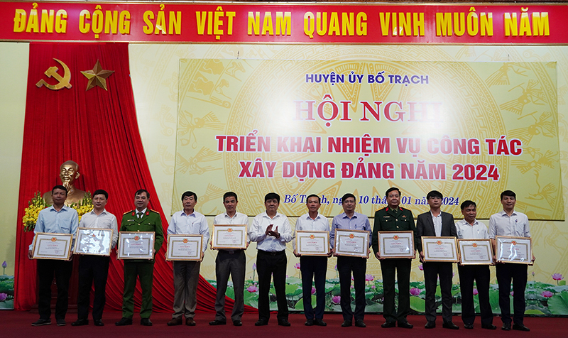 Đồng chí Bí thư Huyện ủy Bố Trạch Lê Công Toán tặng giấy khen cho các TCCS Đảng hoàn thành xuất sắc nhiệm vụ tiêu biểu năm 2023.