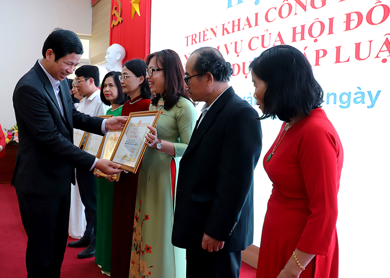 Và trao Bằng khen của UBND tỉnh cho các tập thể, cá nhân đạt thành tích cao trong công tác PBGDPL