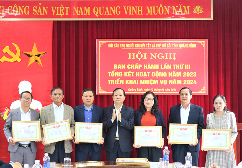 Trao Giấy khen của Hội Bảo trợ Người khuyết tật và trẻ mồ côi Việt Nam cho các cá nhân có thành tích xuất sắc trong năm 2023.