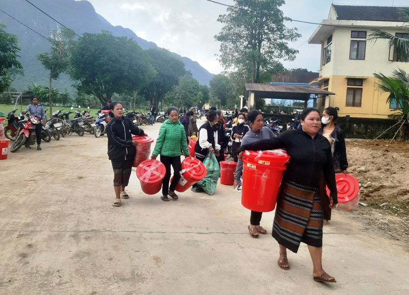 Nhiều người dân xã Trường Sơn (Quảng Ninh) được hỗ trợ bình lọc nước và thùng hàng gia đình.