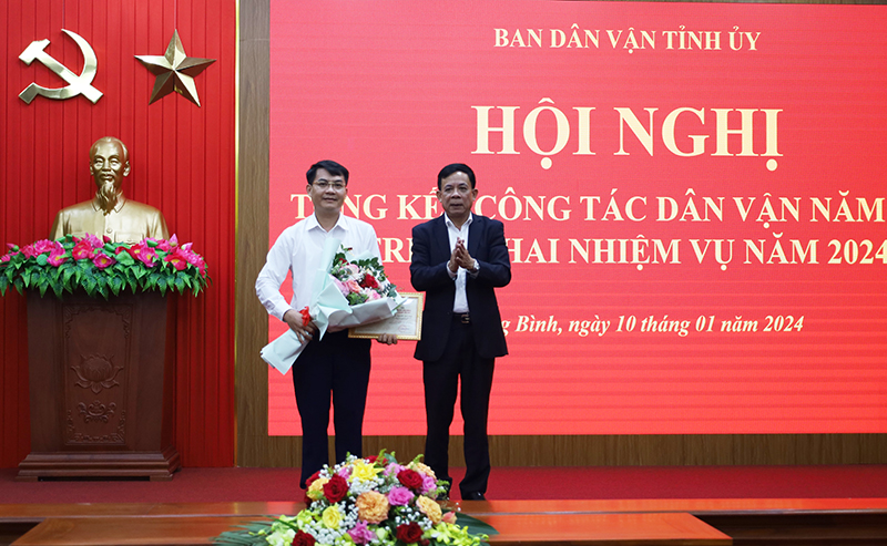 Đại diện lãnh đạo Ban Dân vận Tỉnh ủy trao kỷ niệm chương “Vì sự nghiệp Dân vận” cho cá nhân. 