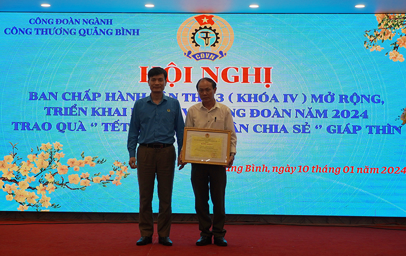 Đại diện lãnh đạo LĐLĐ tỉnh trao bằng khen của Tổng LĐLĐ Việt Nam cho đoàn viên có thành tích xuất sắc năm 2023.