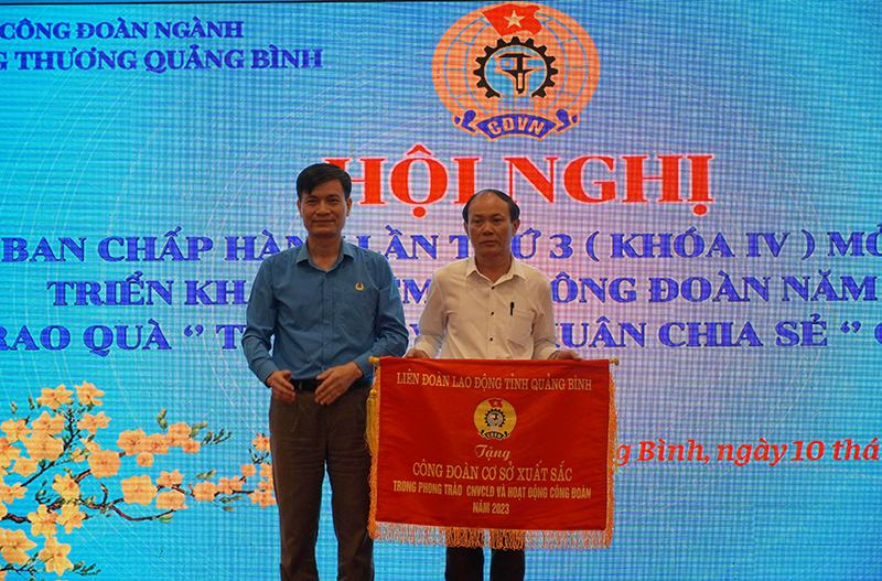 CĐ cơ sở Công ty CP Tổng Công ty Sông Gianh nhận Cờ thi đua xuất sắc của LĐLĐ