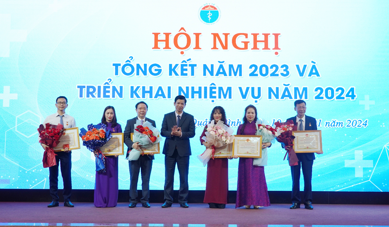 Các cá nhân của ngành Y tế Quảng Bình được trao tặng danh hiệu Chiến sỹ thi đua cấp tỉnh.