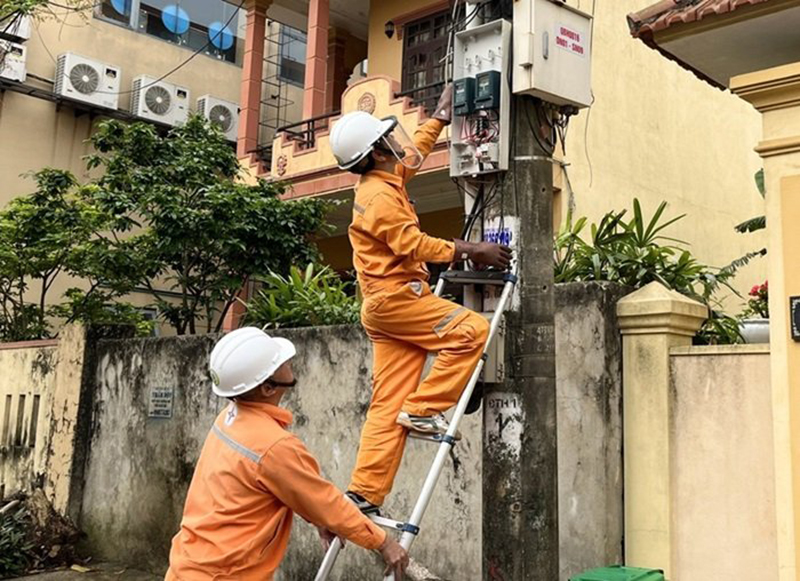 Công nhân PC Quảng Bình thay thế công tơ định kỳ.