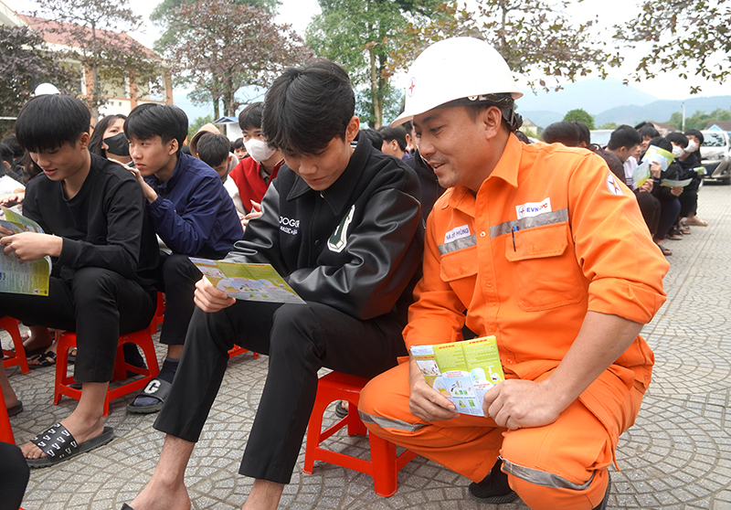 PC Quảng Bình tuyên truyền tiết kiệm điện cho học sinh tại huyện Tuyên Hóa.